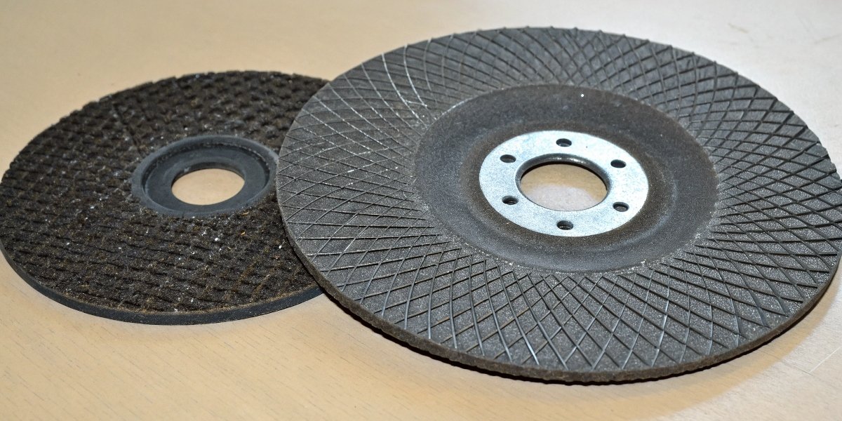 Side-by-side comparison of a 115mm and a 125mm grinding disc