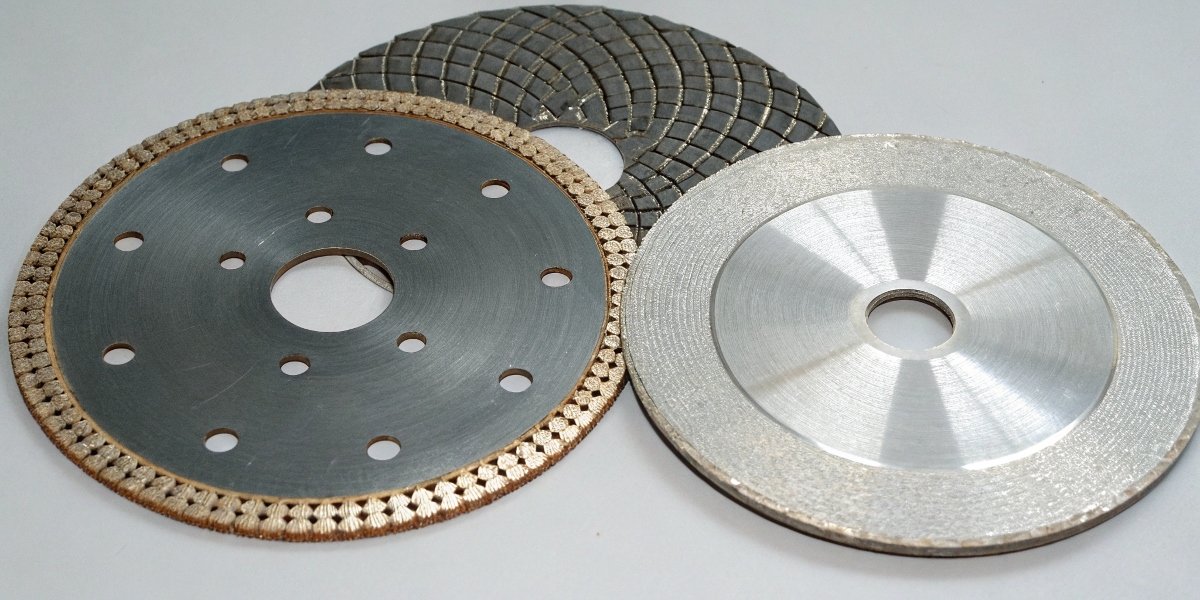 An image comparing three discs: a standard aluminum oxide disc looking worn, a ceramic disc, and a diamond disc looking new.