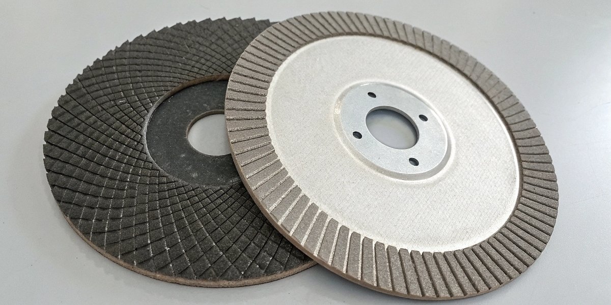 A side-by-side comparison of a thick grinding wheel and a thin cutting disc.