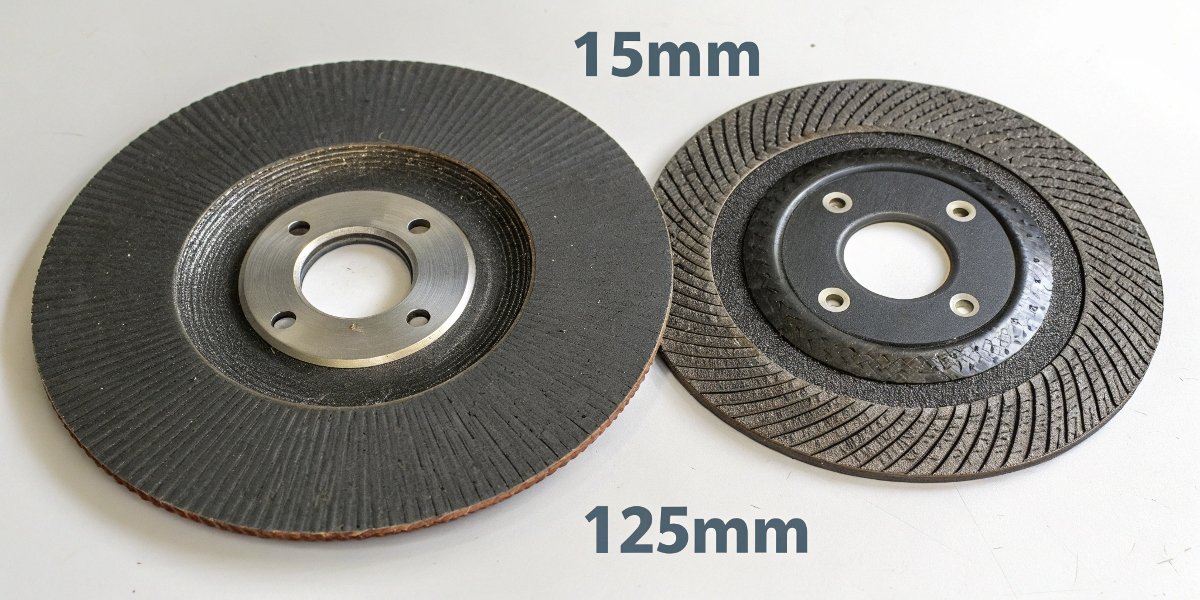 A graphic illustrating the difference in circumference and cutting surface between a 115mm disc and a 125mm disc.