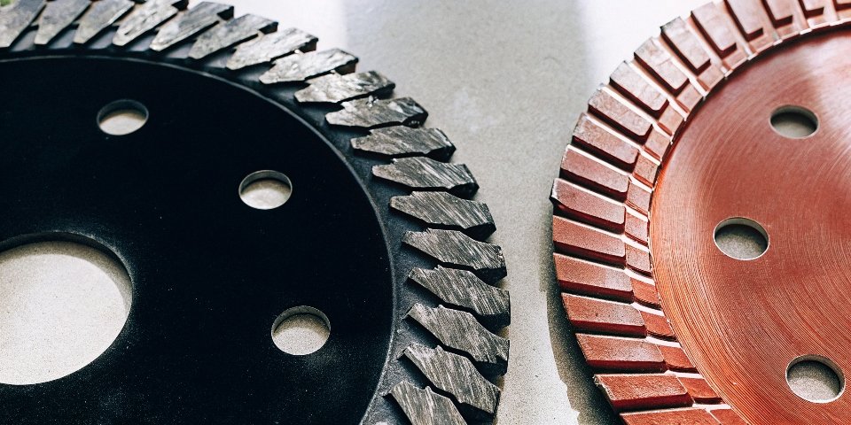 Diagram showing the difference between a cutting disc and a grinding disc for an angle grinder.