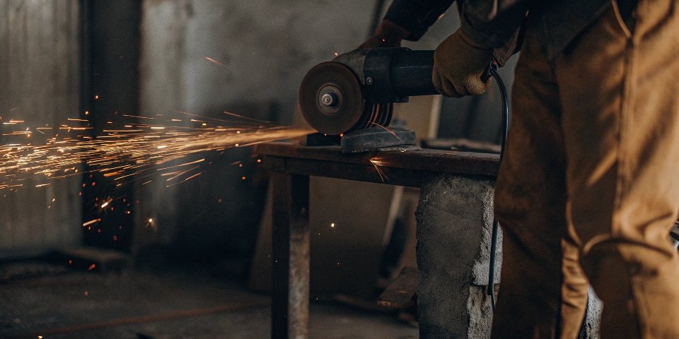 a clear step-by-step guide illustration for using a bench grinder
