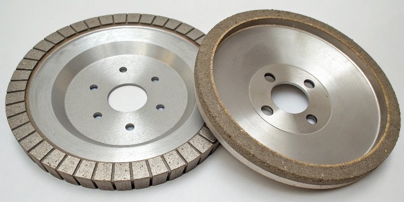A side-by-side comparison chart of a diamond wheel and a CBN wheel with their respective applications